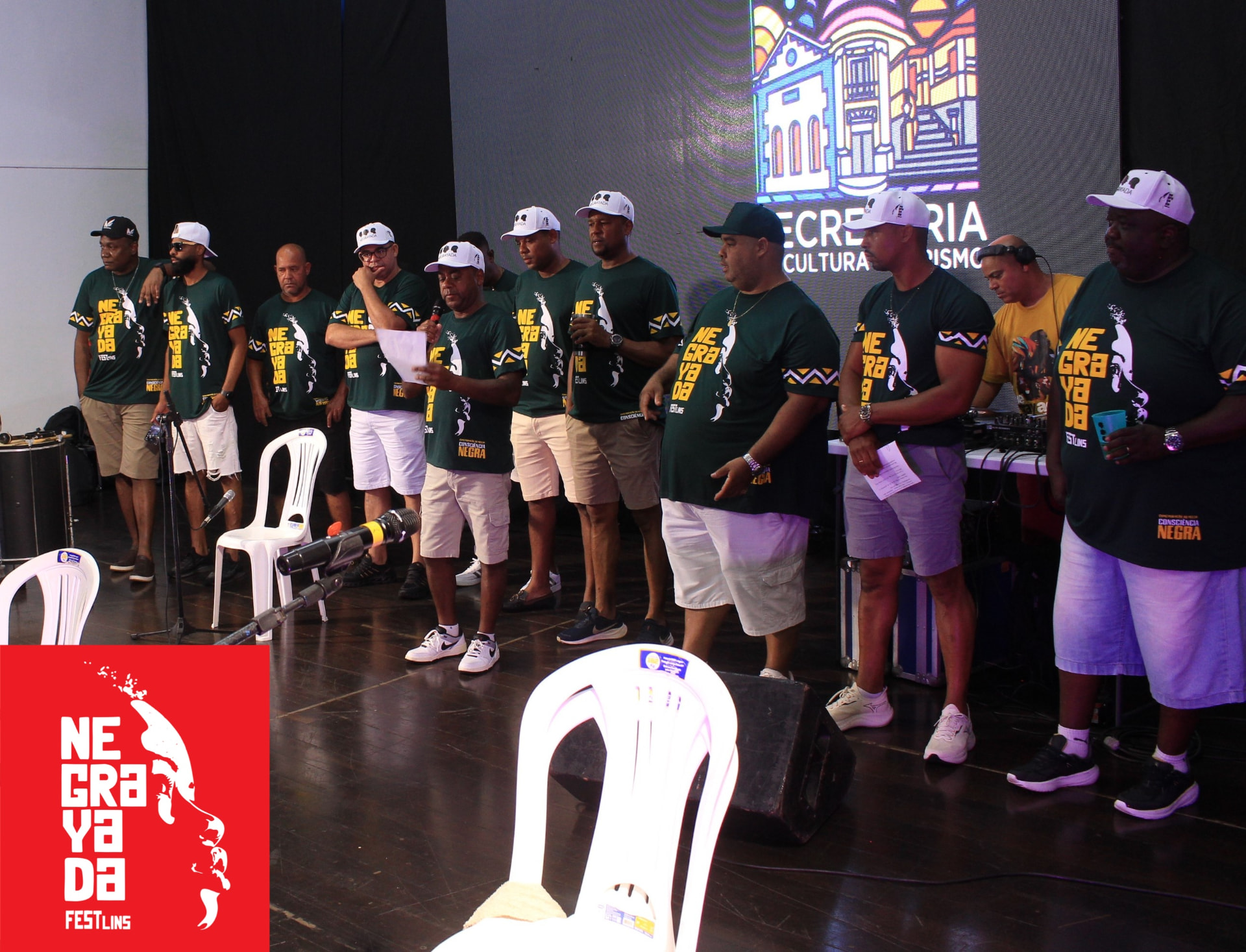 Integrantes da Associação Negrayada de Lins em evento cultural